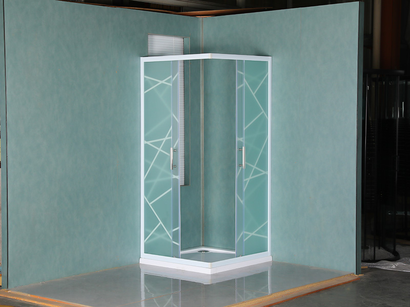 SQ glidende brusekabine, mat hærdet glas med tryk, hvid aluminiumsprofil, dobbelt hulhåndtag, med bakke SQ glidende brusekabine, mat hærdet glas med tryk, hvid aluminiumsprofil, dobbelt hulhåndtag, med bakke