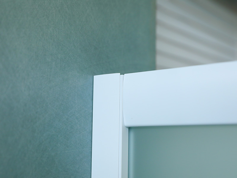 SQ glidende brusekabine, mat hærdet glas med tryk, hvid aluminiumsprofil, dobbelt hulhåndtag, med bakke SQ glidende brusekabine, mat hærdet glas med tryk, hvid aluminiumsprofil, dobbelt hulhåndtag, med bakke