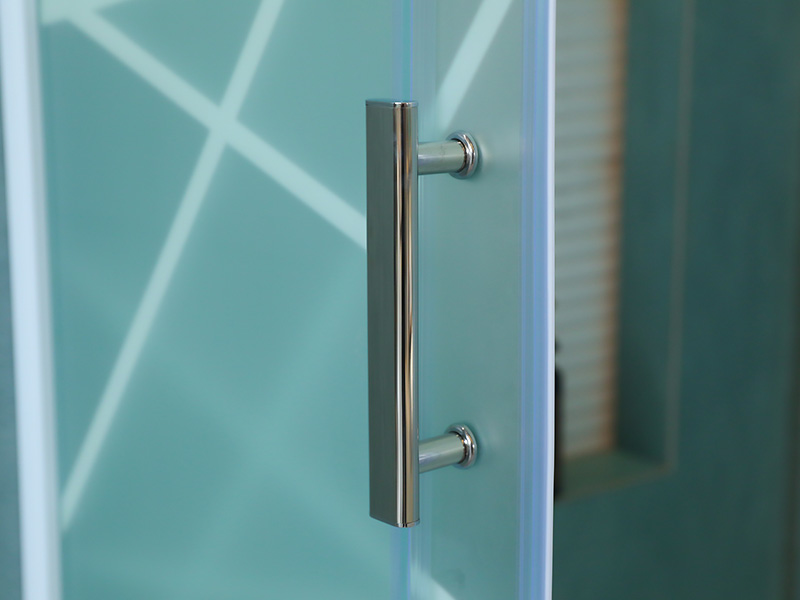 SQ glidende brusekabine, mat hærdet glas med tryk, hvid aluminiumsprofil, dobbelt hulhåndtag, med bakke SQ glidende brusekabine, mat hærdet glas med tryk, hvid aluminiumsprofil, dobbelt hulhåndtag, med bakke
