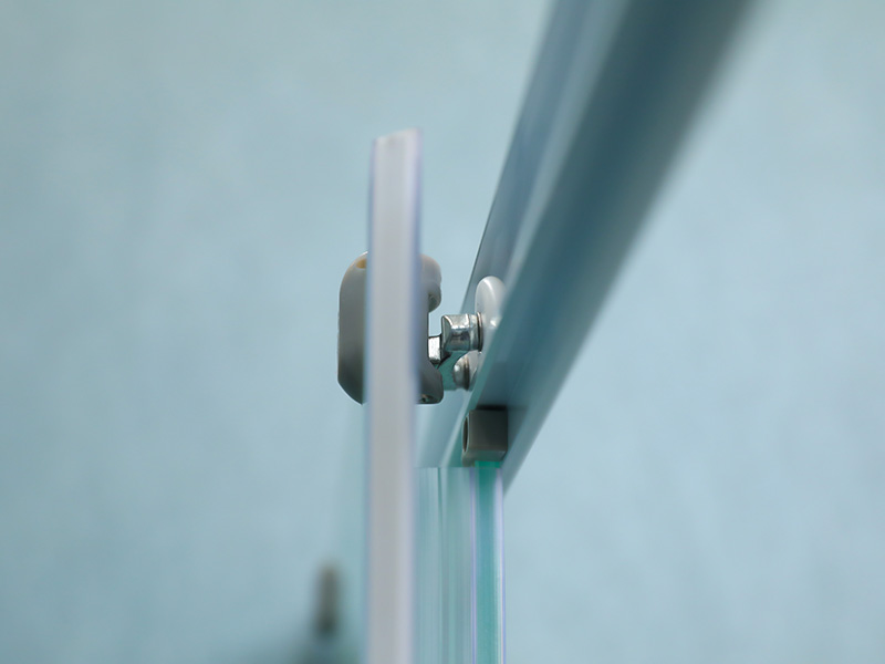 SQ glidende brusekabine, mat hærdet glas med tryk, hvid aluminiumsprofil, dobbelt hulhåndtag, med bakke SQ glidende brusekabine, mat hærdet glas med tryk, hvid aluminiumsprofil, dobbelt hulhåndtag, med bakke