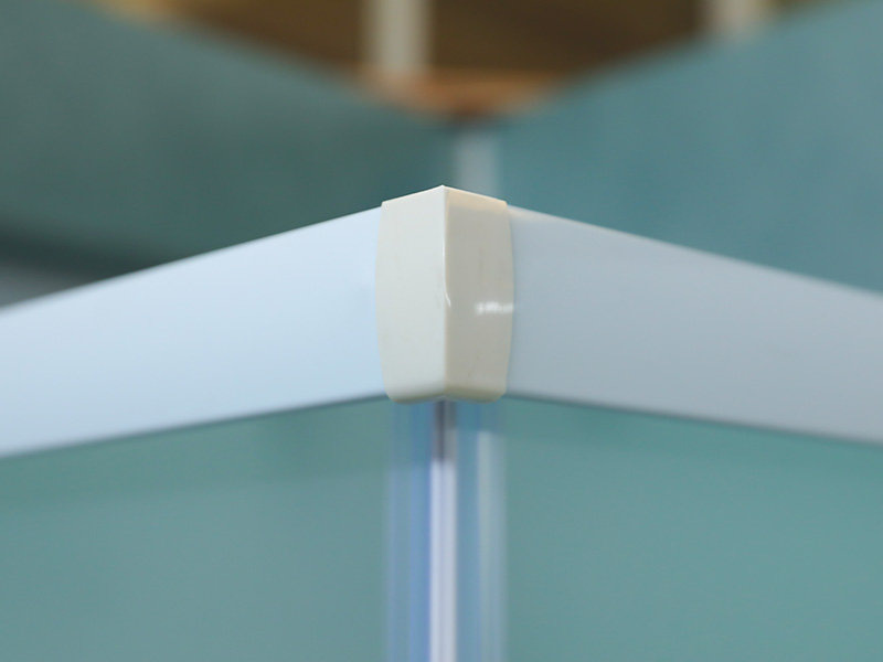 SQ glidende brusekabine, mat hærdet glas med tryk, hvid aluminiumsprofil, dobbelt hulhåndtag, med bakke SQ glidende brusekabine, mat hærdet glas med tryk, hvid aluminiumsprofil, dobbelt hulhåndtag, med bakke