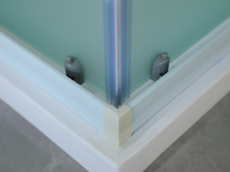 SQ glidende brusekabine, mat hærdet glas med tryk, hvid aluminiumsprofil, dobbelt hulhåndtag, med bakke SQ glidende brusekabine, mat hærdet glas med tryk, hvid aluminiumsprofil, dobbelt hulhåndtag, med bakke