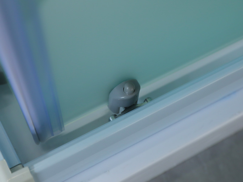 SQ glidende brusekabine, mat hærdet glas med tryk, hvid aluminiumsprofil, dobbelt hulhåndtag, med bakke SQ glidende brusekabine, mat hærdet glas med tryk, hvid aluminiumsprofil, dobbelt hulhåndtag, med bakke