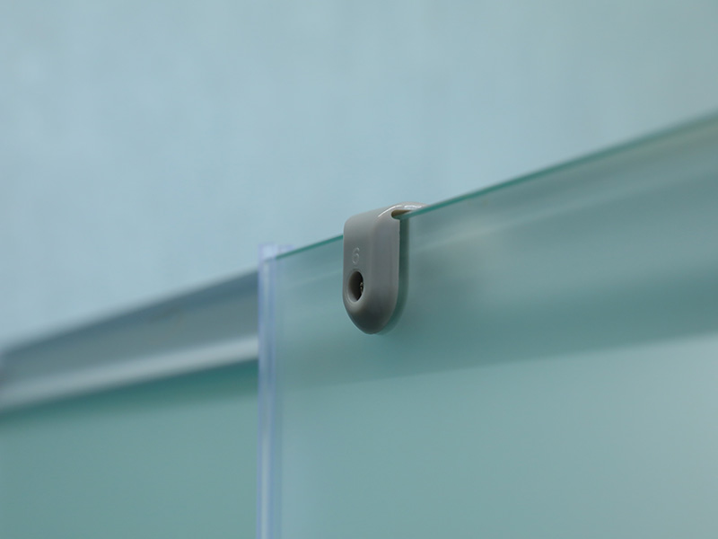 SQ glidende brusekabine, mat hærdet glas med tryk, hvid aluminiumsprofil, dobbelt hulhåndtag, med bakke SQ glidende brusekabine, mat hærdet glas med tryk, hvid aluminiumsprofil, dobbelt hulhåndtag, med bakke