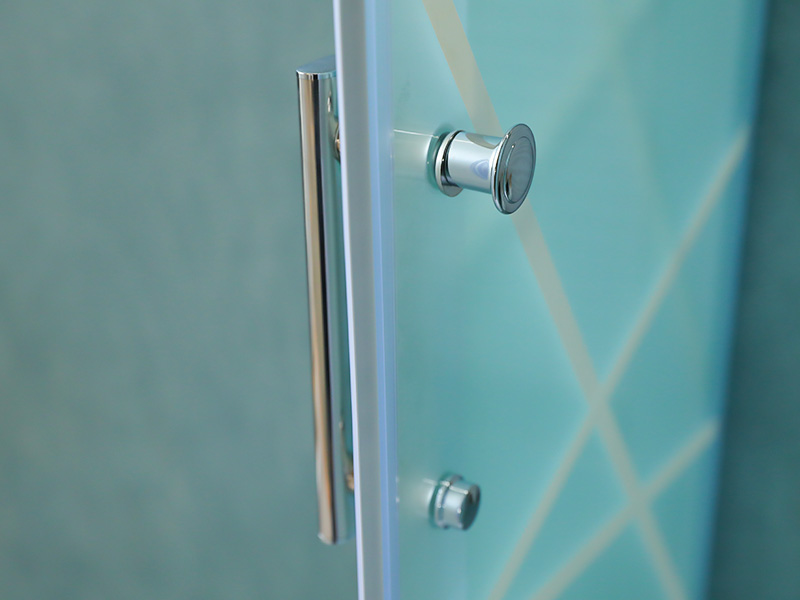 SQ glidende brusekabine, mat hærdet glas med tryk, hvid aluminiumsprofil, dobbelt hulhåndtag, med bakke SQ glidende brusekabine, mat hærdet glas med tryk, hvid aluminiumsprofil, dobbelt hulhåndtag, med bakke