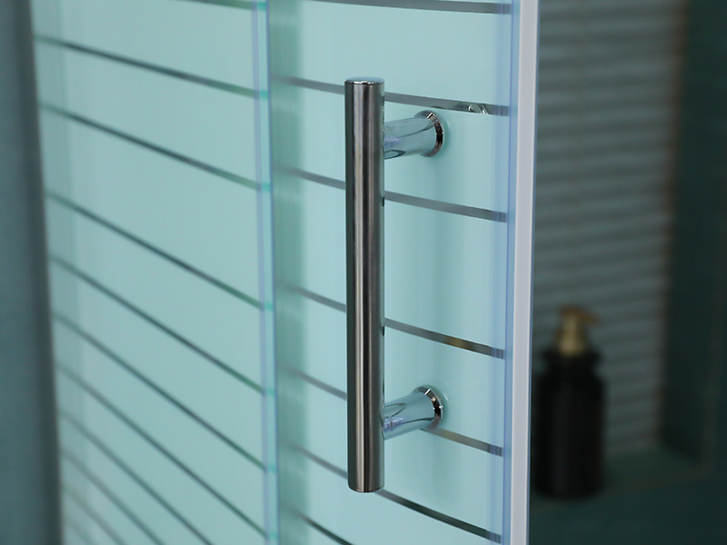 SE glidende brusekabine, klart hærdet glas med tryk, krom aluminiumsprofil, håndtag med dobbelte huller, med bakke SE glidende brusekabine, klart hærdet glas med tryk, krom aluminiumsprofil, håndtag med dobbelte huller, med bakke