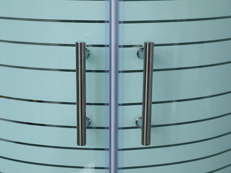 SE glidende brusekabine, klart hærdet glas med tryk, krom aluminiumsprofil, håndtag med dobbelte huller, med bakke SE glidende brusekabine, klart hærdet glas med tryk, krom aluminiumsprofil, håndtag med dobbelte huller, med bakke