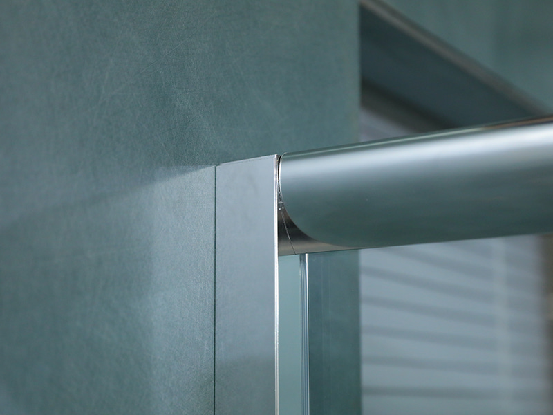 SE glidende brusekabine, klart hærdet glas med tryk, krom aluminiumsprofil, håndtag med dobbelte huller, med bakke SE glidende brusekabine, klart hærdet glas med tryk, krom aluminiumsprofil, håndtag med dobbelte huller, med bakke