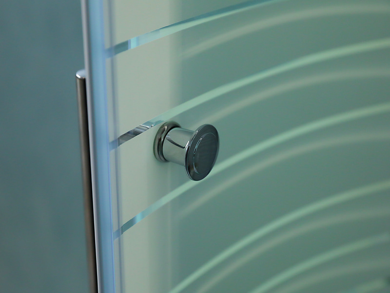 SE glidende brusekabine, klart hærdet glas med tryk, krom aluminiumsprofil, håndtag med dobbelte huller, med bakke SE glidende brusekabine, klart hærdet glas med tryk, krom aluminiumsprofil, håndtag med dobbelte huller, med bakke