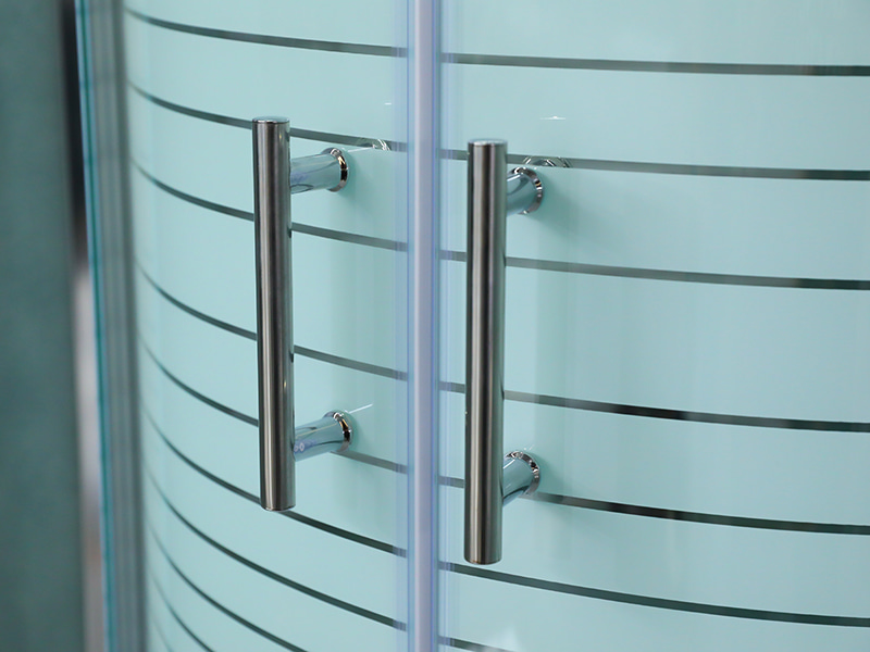 SE glidende brusekabine, klart hærdet glas med tryk, krom aluminiumsprofil, håndtag med dobbelte huller, med bakke SE glidende brusekabine, klart hærdet glas med tryk, krom aluminiumsprofil, håndtag med dobbelte huller, med bakke