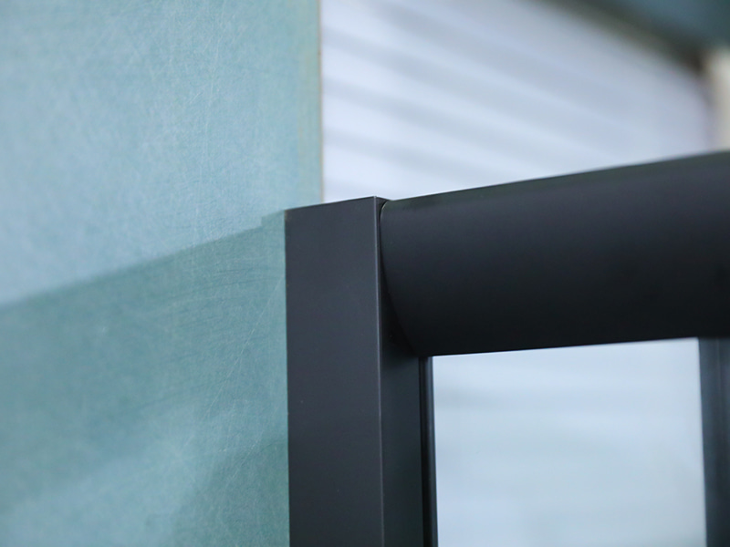 RE glidende brusekabine, klart hærdet glas med tryk, sort aluminiumsprofil, håndtag med dobbelte huller, med bakke RE glidende brusekabine, klart hærdet glas med tryk, sort aluminiumsprofil, håndtag med dobbelte huller, med bakke