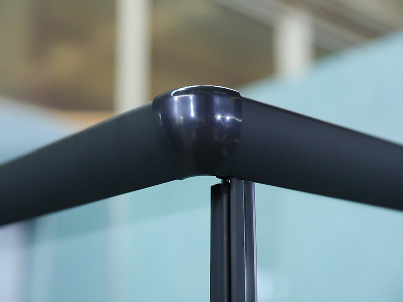 RE glidende brusekabine, klart hærdet glas med tryk, sort aluminiumsprofil, håndtag med dobbelte huller, med bakke RE glidende brusekabine, klart hærdet glas med tryk, sort aluminiumsprofil, håndtag med dobbelte huller, med bakke