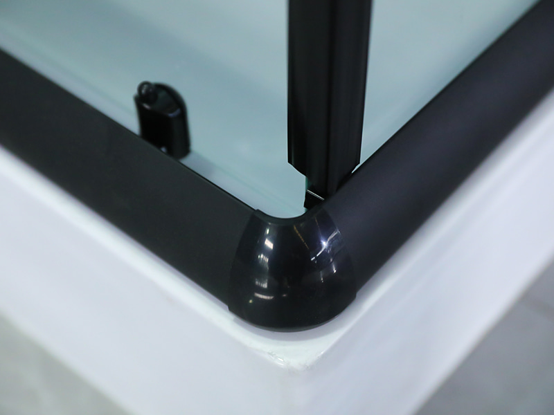 RE glidende brusekabine, klart hærdet glas med tryk, sort aluminiumsprofil, håndtag med dobbelte huller, med bakke RE glidende brusekabine, klart hærdet glas med tryk, sort aluminiumsprofil, håndtag med dobbelte huller, med bakke