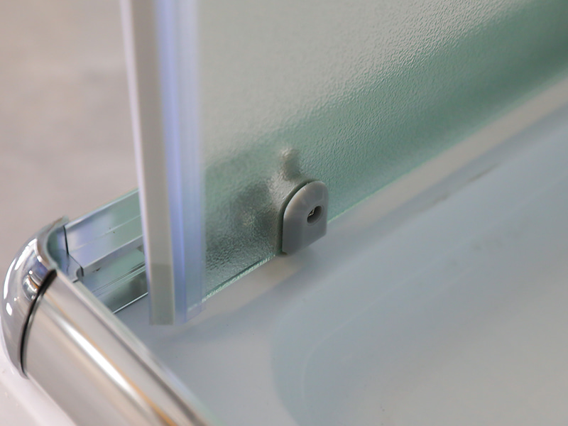 RE glidende brusekabine, mat hærdet glas, krom aluminiumsprofil, håndtag med dobbelte huller, med bakke RE glidende brusekabine, mat hærdet glas, krom aluminiumsprofil, håndtag med dobbelte huller, med bakke