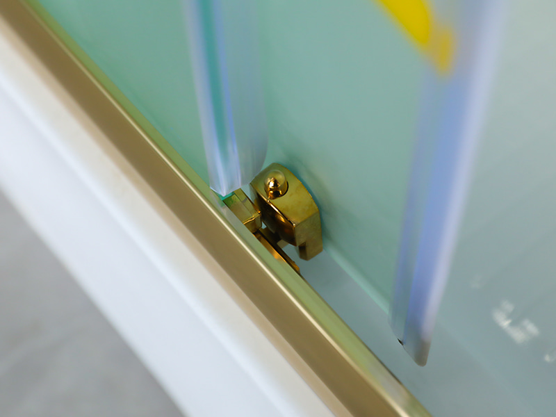 RE glidende brusekabine, mat hærdet glas med tryk, guld aluminiumsprofil, dobbelt hulhåndtag, med bakke RE glidende brusekabine, mat hærdet glas med tryk, guld aluminiumsprofil, dobbelt hulhåndtag, med bakke