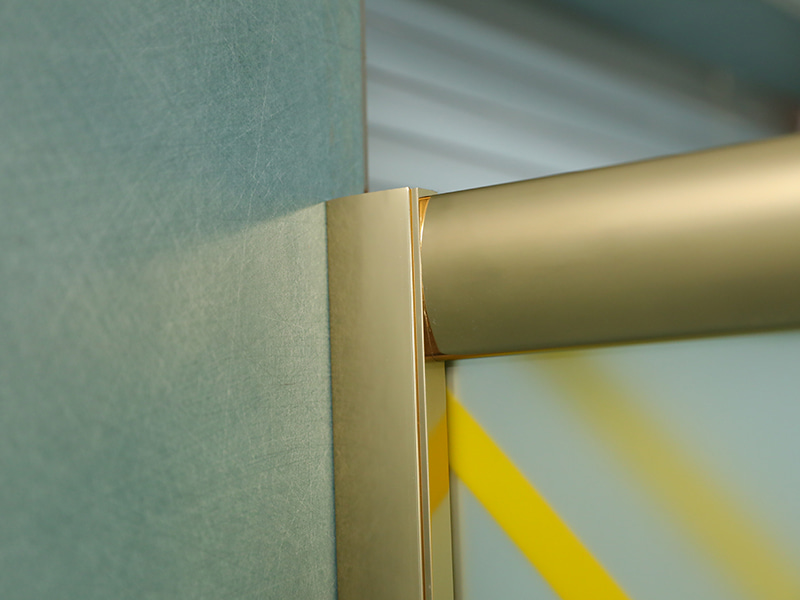 RE glidende brusekabine, mat hærdet glas med tryk, guld aluminiumsprofil, dobbelt hulhåndtag, med bakke RE glidende brusekabine, mat hærdet glas med tryk, guld aluminiumsprofil, dobbelt hulhåndtag, med bakke