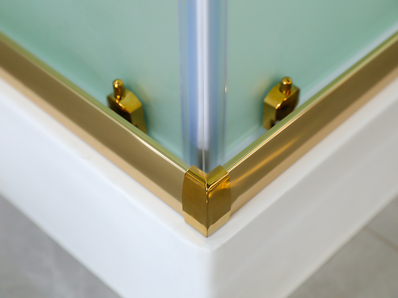 RE glidende brusekabine, mat hærdet glas med tryk, guld aluminiumsprofil, dobbelt hulhåndtag, med bakke RE glidende brusekabine, mat hærdet glas med tryk, guld aluminiumsprofil, dobbelt hulhåndtag, med bakke