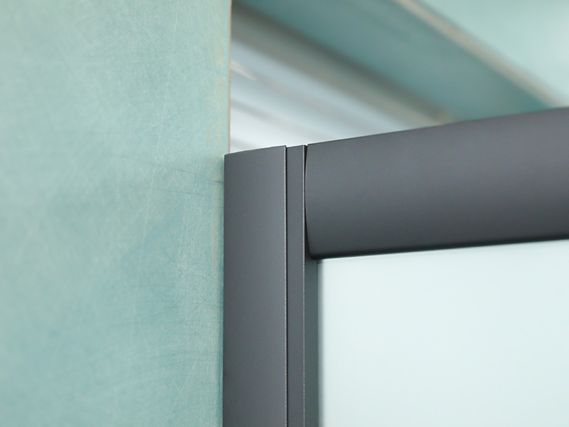 SQ glidende brusekabine, mat hærdet glas med tryk, sort aluminiumsprofil, dobbelt hulhåndtag, med bakke SQ glidende brusekabine, mat hærdet glas med tryk, sort aluminiumsprofil, dobbelt hulhåndtag, med bakke