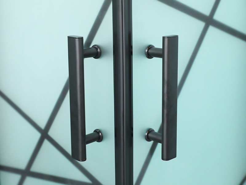 SQ glidende brusekabine, mat hærdet glas med tryk, sort aluminiumsprofil, dobbelt hulhåndtag, med bakke SQ glidende brusekabine, mat hærdet glas med tryk, sort aluminiumsprofil, dobbelt hulhåndtag, med bakke