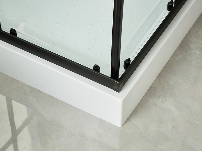 SQ glidende brusekabine, klart hærdet glas, sort aluminiumsprofil, håndtag med dobbelte huller, med bakke SQ glidende brusekabine, klart hærdet glas, sort aluminiumsprofil, håndtag med dobbelte huller, med bakke