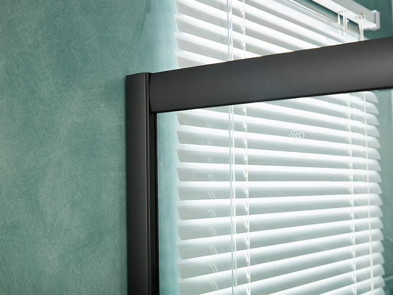 SQ glidende brusekabine, klart hærdet glas, sort aluminiumsprofil, håndtag med dobbelte huller, med bakke SQ glidende brusekabine, klart hærdet glas, sort aluminiumsprofil, håndtag med dobbelte huller, med bakke