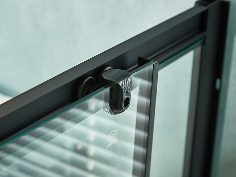 SQ glidende brusekabine, klart hærdet glas, sort aluminiumsprofil, håndtag med dobbelte huller, med bakke SQ glidende brusekabine, klart hærdet glas, sort aluminiumsprofil, håndtag med dobbelte huller, med bakke