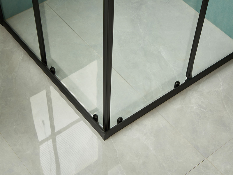 SQ glidende brusekabine, klart hærdet glas, sort aluminiumsprofil, håndtag med dobbelte huller, med bakke SQ glidende brusekabine, klart hærdet glas, sort aluminiumsprofil, håndtag med dobbelte huller, med bakke