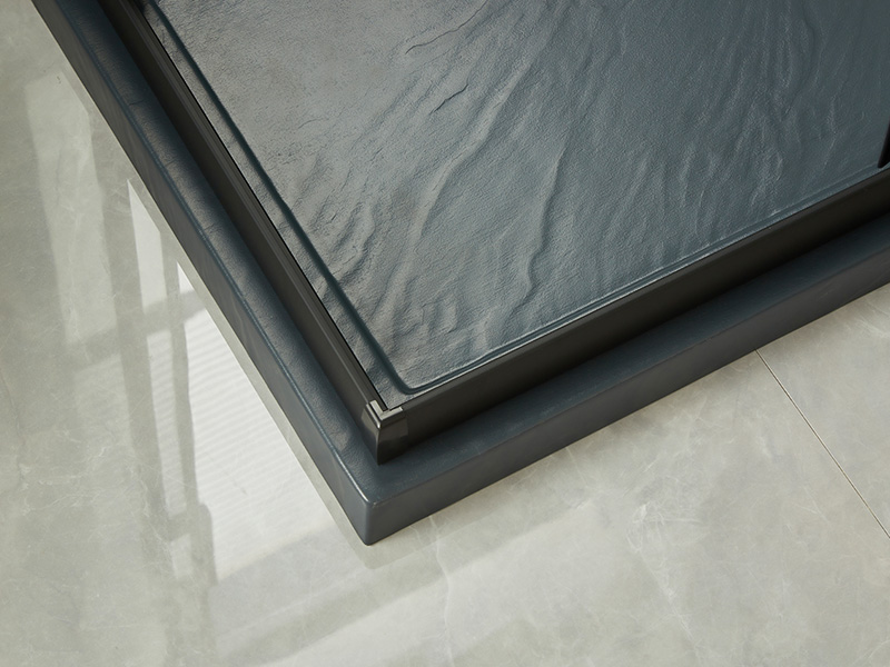 SQ glidende brusekabine, klart hærdet glas, sort aluminiumsprofil, håndtag med dobbelte huller, med bakke SQ glidende brusekabine, klart hærdet glas, sort aluminiumsprofil, håndtag med dobbelte huller, med bakke