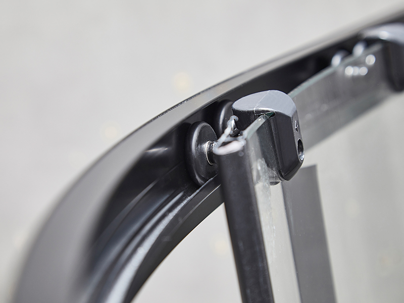 SE glidende brusekabine, klart hærdet glas, sort aluminiumsprofil, håndtag med dobbelte huller, uden bakke SE glidende brusekabine, klart hærdet glas, sort aluminiumsprofil, håndtag med dobbelte huller, uden bakke