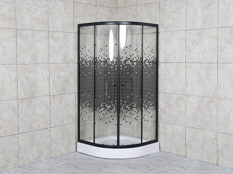 SE glidende brusekabine, klart hærdet glas med mosaiktryk, sort malet aluminium, håndtag med dobbelte huller, med bakke
